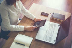 公司注冊成功后，能不能異地經(jīng)營？合同只簽名不蓋章，是否有法律效力？ 